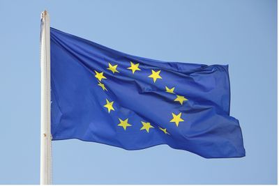 EU Flagge Die EU Flagge im Wind wehend vor einem neutralen Hintergrund