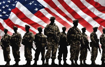 US-Soldaten vor einer amerikanischen Flagge.