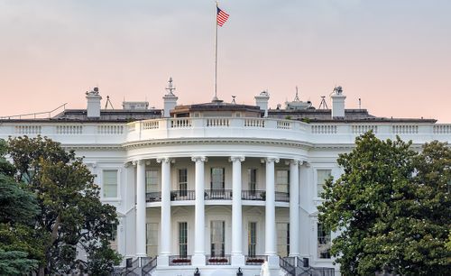 Ein Foto des Weißen Hauses.