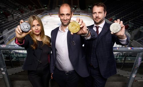Ein Foto von Sarah Schlagenhauf, Patrick Bloch und Christian Brenner, die den Eisgenoss Puck präsentieren.