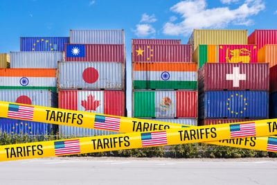 Container mit den Flaggen verschiedener Länder.