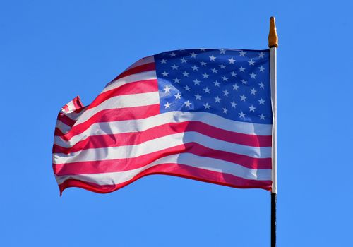 Eine US-Flagge weht im Wind.