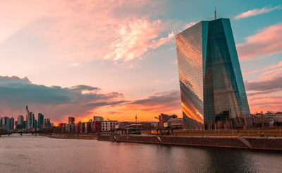 Die Europäische Zentralbank vor einem Himmel.