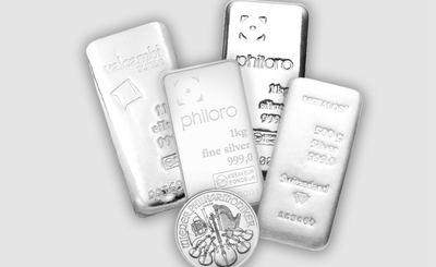 Silber zieht mit Gold mit Verschiedene Silberbarren und -münzen.