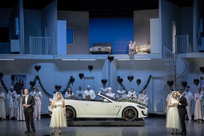 Feierlicher Ausschnitt aus der Oper «Mozart verleiht der komödienhaften Oper eine menschliche Tiefe und Ernsthaftigkeit», erklärt Pietro Rizzo.