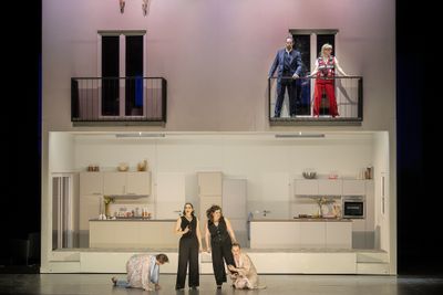 Ausschnitt aus der Oper Pietro Rizzo sieht in Mozarts Opern, so auch in Così fan tutte, viele theatralische Komponenten.
