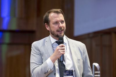 Christian Brenner Ein Foto von Christian Brenner im Zuge einer Rede.