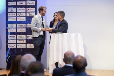 Preisübergabe beim Digital Conference Ostschweiz 2024 Christian Brenner wird der Preis im zuge der Digital Conference Ostschweiz 2024 übergeben.