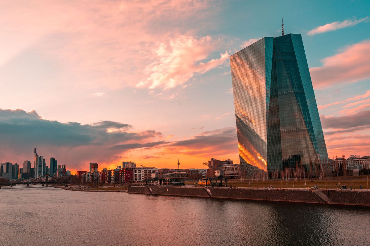 Sitz der Europäischen Zentralbank Sitz der Europäischen Zentralbank m Mainufer in Frankfurt am Main bei Sonnenuntergang