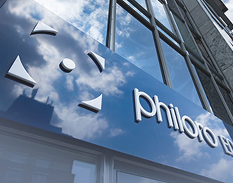 Ein Bild vom philoro Logo auf einer Gebäudefassade.