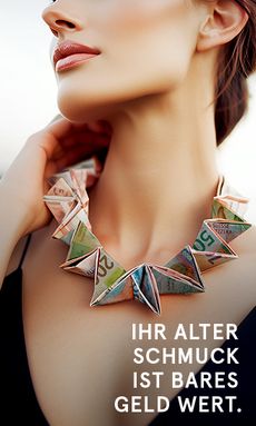 Ihr alter Schmuck ist bares Geld wert. Eine Frau hat eine Kette aus Geldscheinen um den Hals.