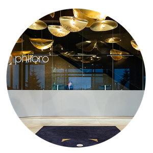 Eine Frau sitzt beim Empfang um Kund:innen zu begrüßen