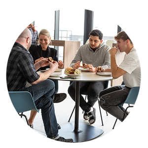 Austausch beim Essen im Food Corner 4 philoro Mitarbeiter:innen beim gemeinsamen Mittagessen im Food Corner