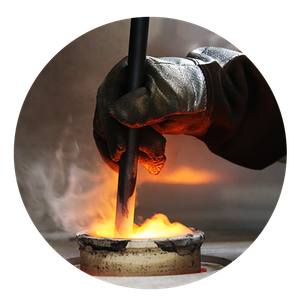 Schmelzprozess Schmelzen von alten Edelmetallen wie Schmuck in Schmelztiegel