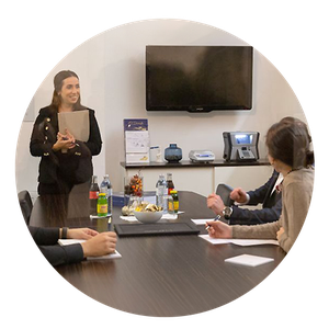 Kolleg:innen arbeiten in einem Besprechungsraum