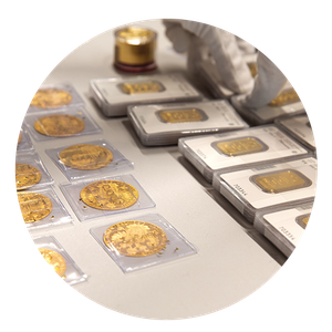 Verpackung von Goldmünzen und -barren Goldmünzen und -barren in Blister verpackt