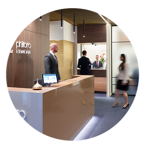 Begrüßung der Kund:innen ein Empfangsmitarbeiter begrüßt Kunden