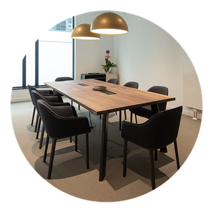 Meetingraum mit Besprechungstisch