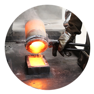 Gießprozess Eingießen des geschmolzenen Edelmetalls in Gussform