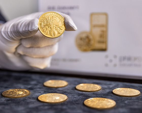 Eine Person präsentiert die Goldmünze "Wiener Philharmoniker".