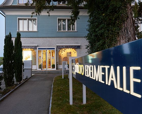 A photo of the philoro store in Wittenbach from the outside at dusk.