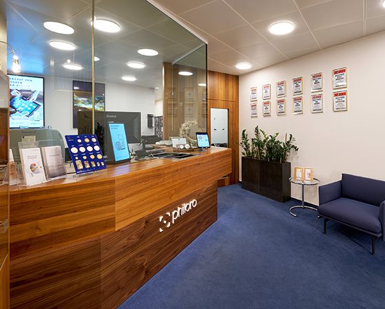 A photo of the entrance area of the store in Wittenbach with a wooden reception desk.