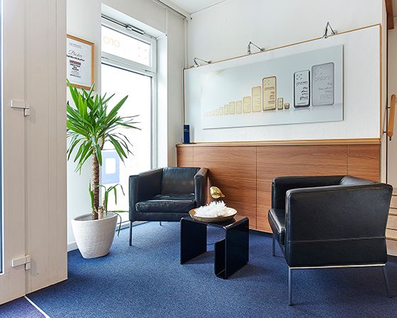 Der Wartebereich in der Filiale Salzburg mit 2 schwarzen Ledersesseln.