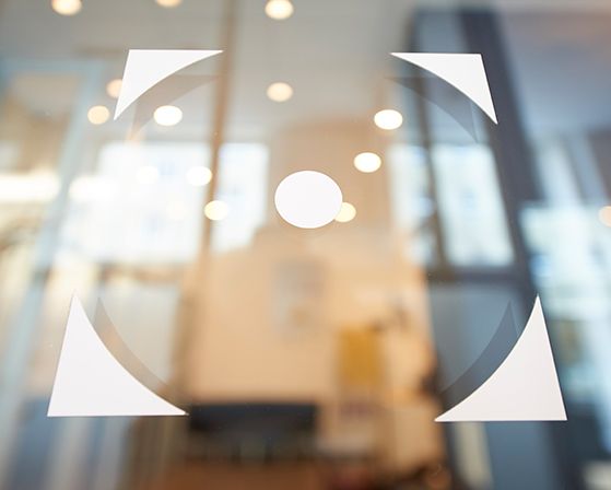 Ein Foto des philoro Logos auf der Fassade der philoro Filiale in Wien.