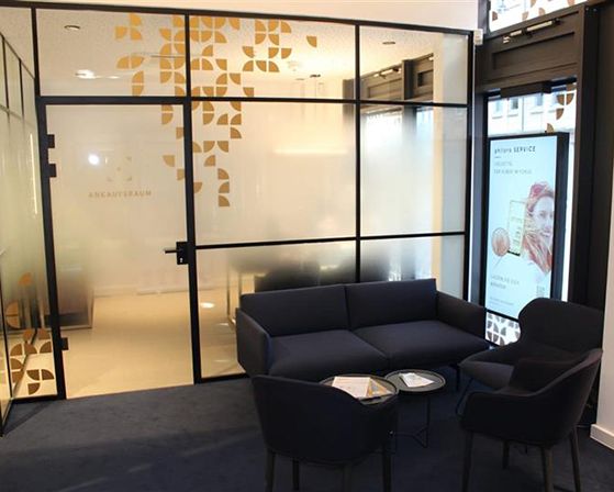 Ein Foto des Wartebereichs der philoro Filiale in Bremen.