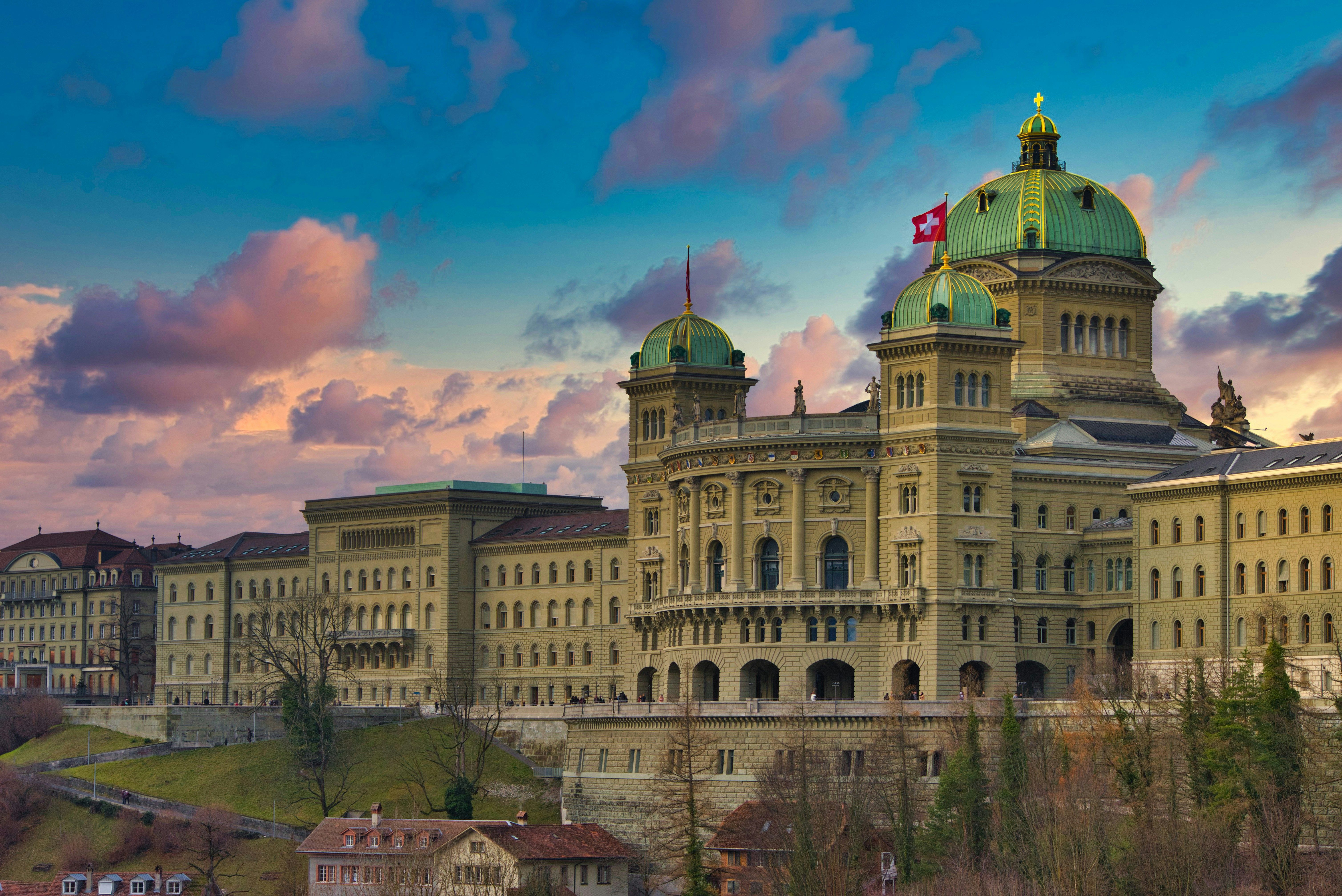 Parlament Schweiz Das Schweizer Parlament mit wehender Flagge.