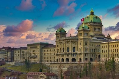 Das Schweizer Parlament mit wehender Flagge.