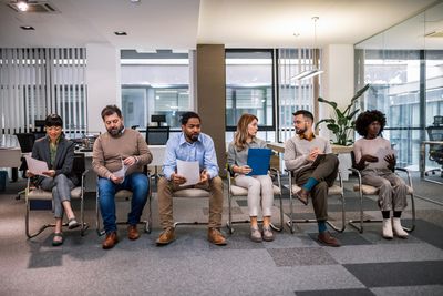 Personen warten auf Bewerbung Der Arbeitsmarkt im EU-Raum dürfte sich dieses Jahr etwas abkühlen.