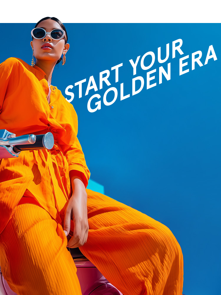 Eine Frau in einem leuchtend orangefarbenen Outfit sitzt auf einem rosa Roller vor dem Hintergrund eines blauen Himmels und eines Gebäudes.