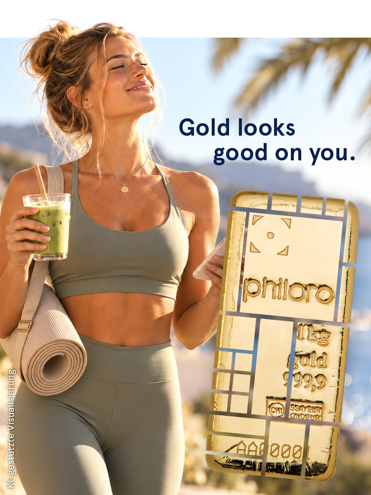 Frau in Sportkleidung mit grünem Getränk, Yogamatte und großem Goldbarren, im Hintergrund Palmen und Meer, lächelt in die Sonne.