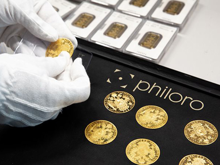 das Verpacken von Goldmünzen