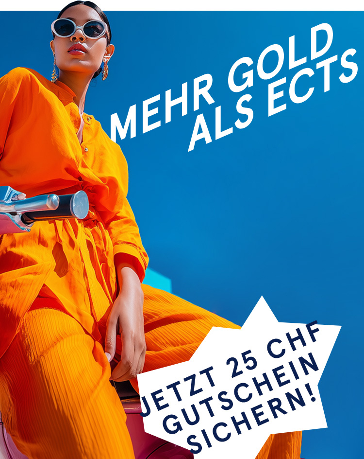 Eine Frau in einem leuchtend orangefarbenen Outfit sitzt auf einem rosa Roller vor dem Hintergrund eines blauen Himmels und eines Gebäudes.