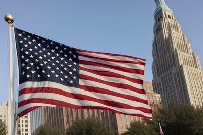 Eine US-Flagge weht im Wind.
