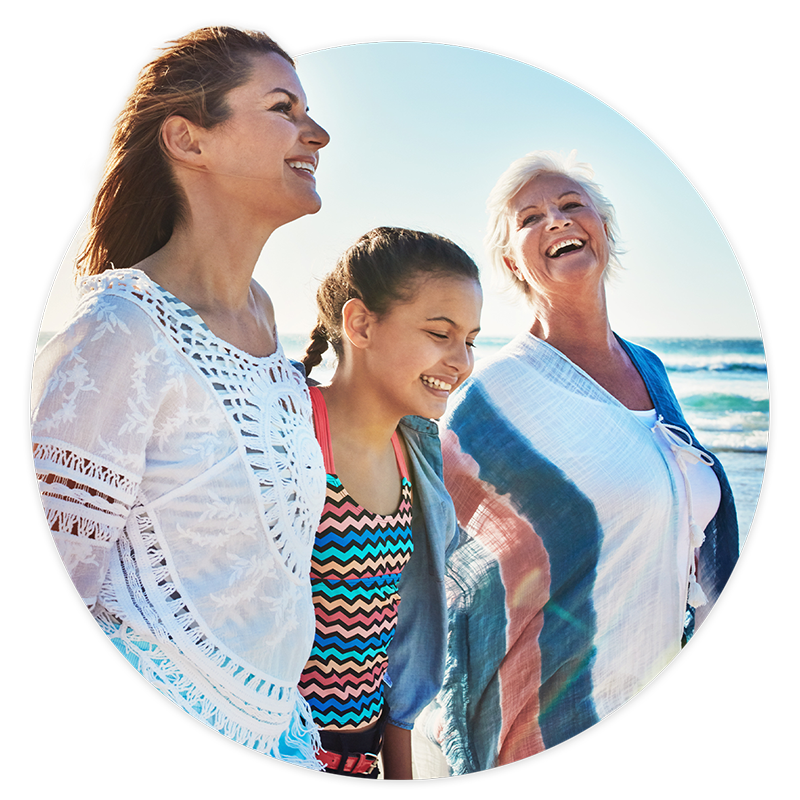 Drei Generationen von Frauen am Strand.