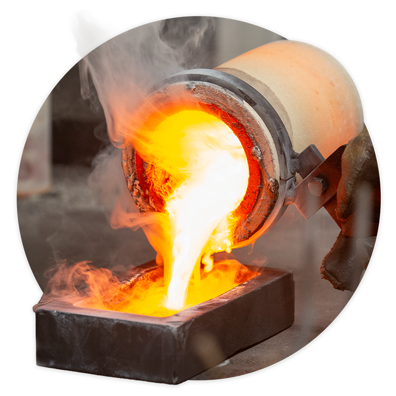 Flüssiges Gold wird in eine Form gegossen.