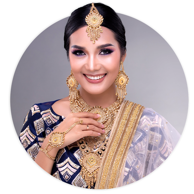 Gold Frauen Indien Eine Frau mit traditionell indischer Kleidung und Goldschmuck.