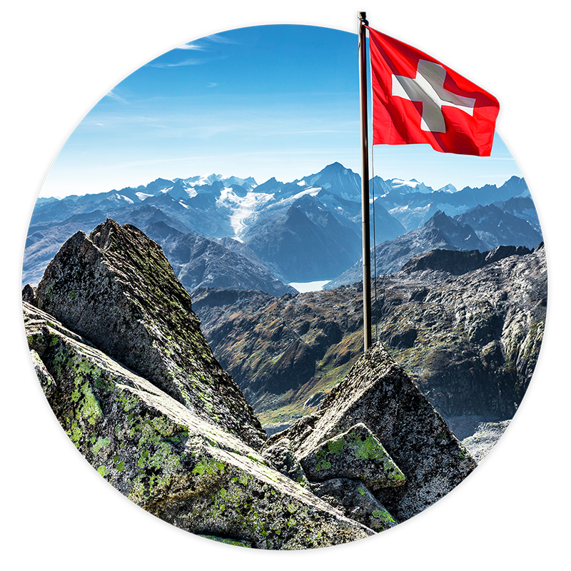 Schweizer Alpen mit einer Schweiz-Flagge.