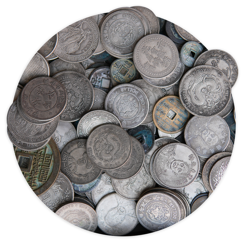 Chinesische Münzen wurden in der Regel nicht aus Gold gefertigt und hatten ein Loch in der Mitte.