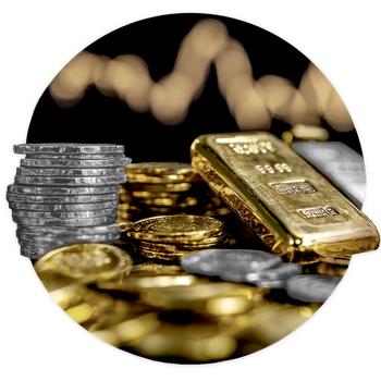 Verschiedene Münzen und Barren aus Gold und Silber.