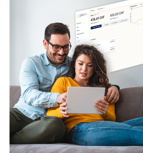 Investitionen aus dem Verkauf von Silber Eine Dame und ein Herr sitzen auf dem Sofa, betrachten lächelnd ein Tablett und freuen sich über die Entwicklung Ihres Edelmetallsparplans.