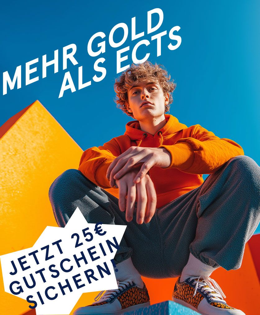 Mehr Gold als ECTS Ein junger Mann in einem orangefarbenen Kapuzenpulli sitzt auf einer bunten Konstruktion vor strahlend blauem Himmel.