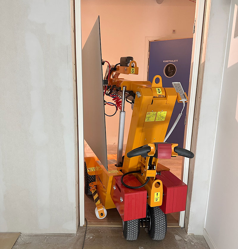 Glazier setting glass with a Smartlift SL 309 vacuum lifter