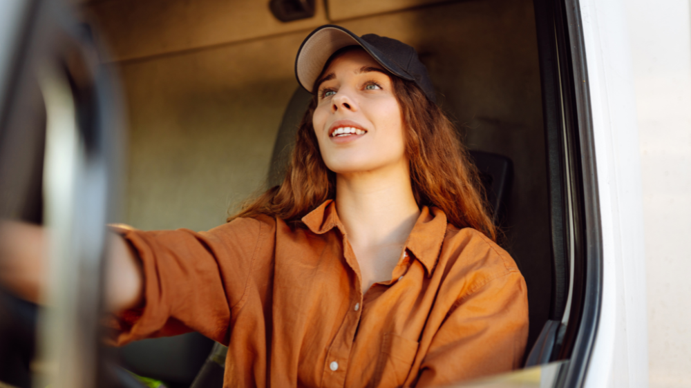 Conductora de transporte de mercancías al volante, lista para iniciar una operación de cabotaje en Europa.