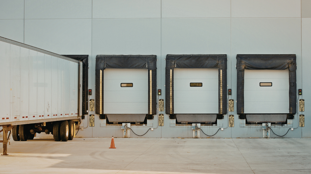 Semirremolque en muelle de carga durante una operación de cabotaje en transporte de mercancías por carretera.