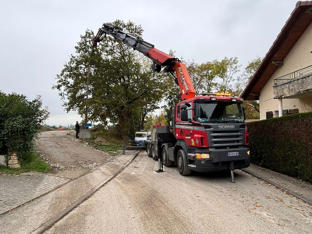 Camion-grue en intervention sur route rurale, un chantier pour lequel digitaliser sa facture simplifie la gestion administrative