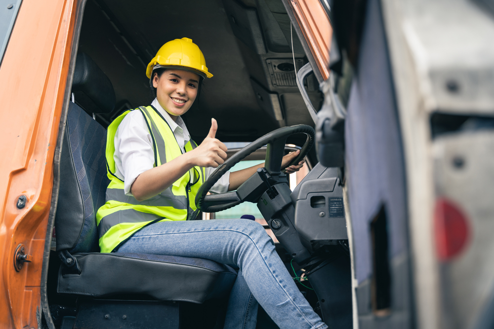 carta de porte ADR – persona con casco y chaleco de seguridad en un camión, sonriendo y levantando el pulgar en señal de confianza